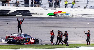 Tyler Reddick wins Daytona 500 in dramatic last-lap finish